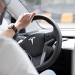 Автономный автомобиль на дороге будущего с технологиями самоуправления