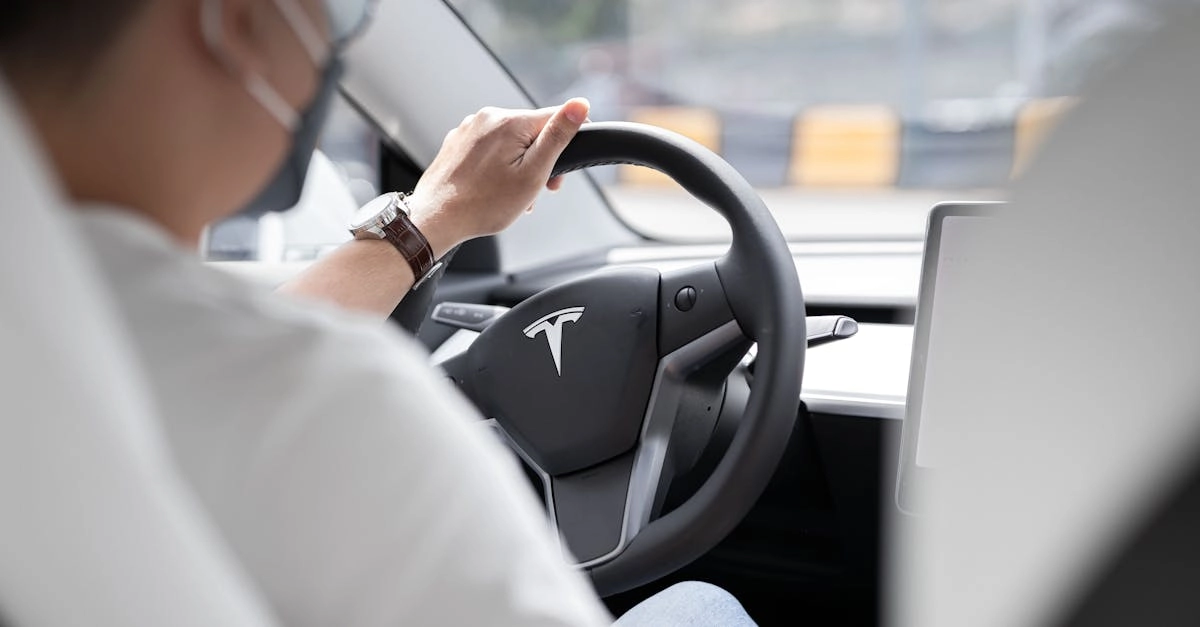 Автономный автомобиль на дороге будущего с технологиями самоуправления