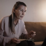 Женщина средних лет изучает компьютер, преодолевая страх технологий