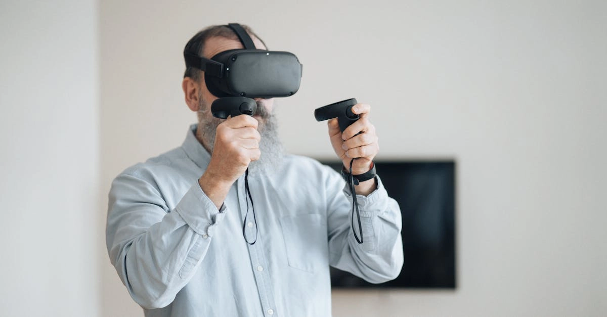 Пожилой мужчина за компьютером играет в онлайн-игры