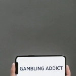 Человек за компьютером, символизирующий проблему игровой зависимости