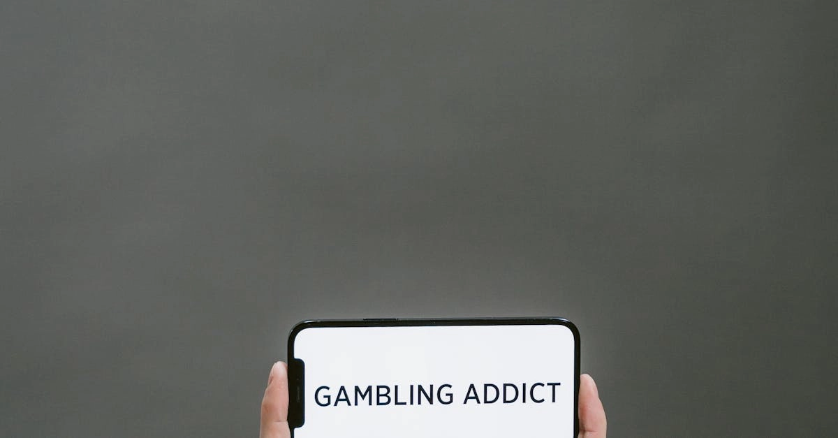 Человек за компьютером, символизирующий проблему игровой зависимости