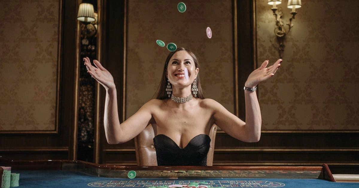 Человек за игровым столом казино с картами и фишками